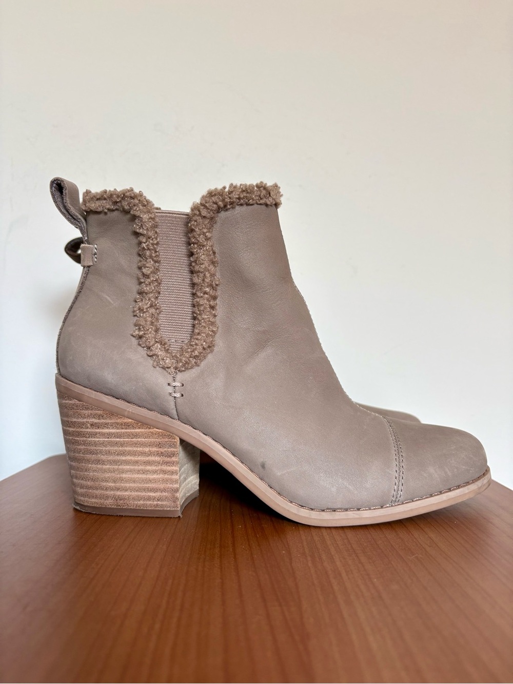 TOMS Women's Everly Chelsea Boots in a Taupe Grey Leather Faux Shearling Size 7